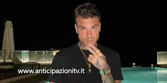 Fedez beccato a baciare l’ex fidanzata di un cantante di Amici: spunta il nome