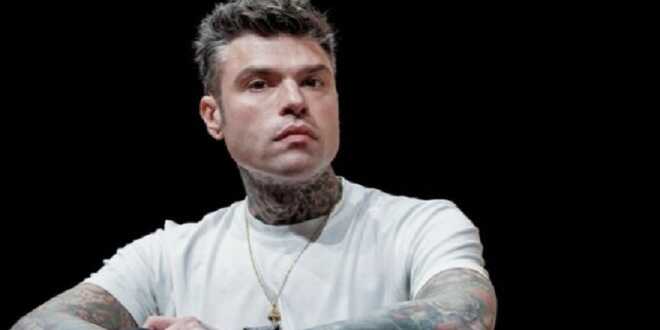 Fedez, concerto da dimenticare: figuraccia sul palco e le sue giustificazioni