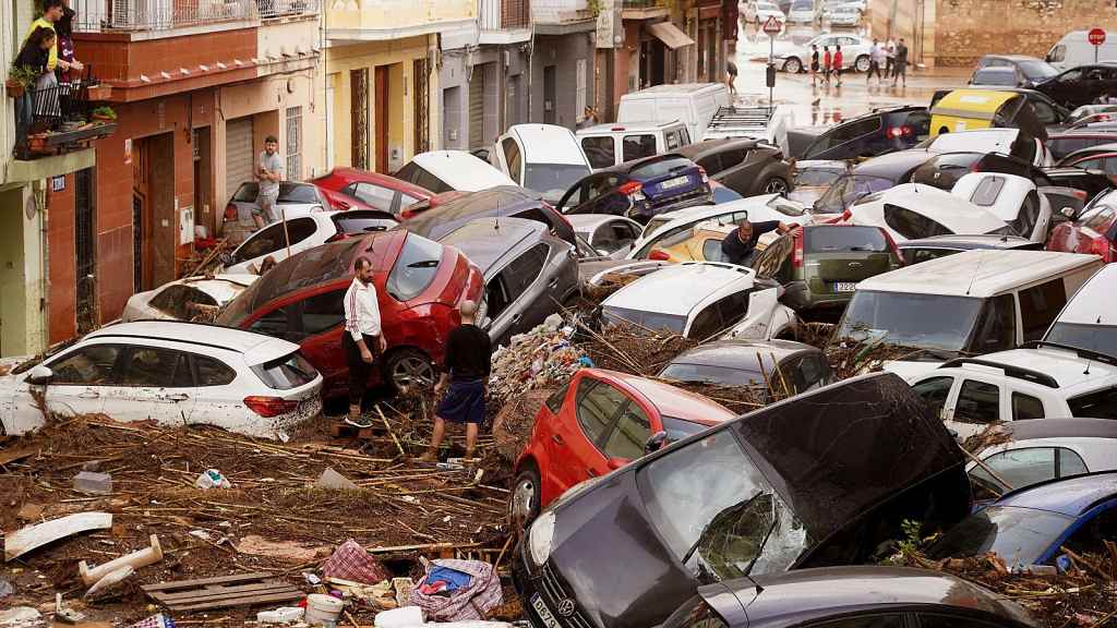 Spagna travolta dal disastro: oltre 211 morti, dispersi e danni ingenti a Valencia