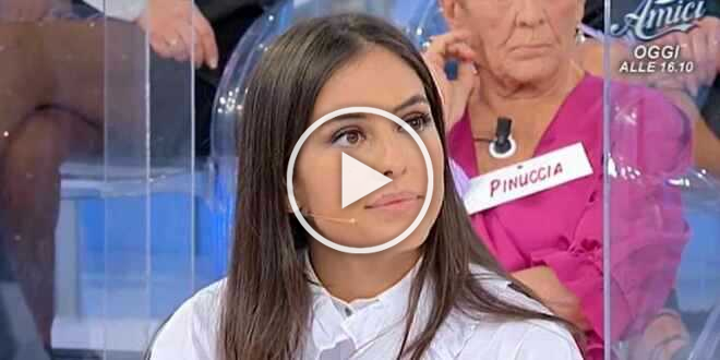 Federica Aversano e quel video con il postino di Maria De Filippi che fa  ben sperare - Il Vicolo delle News Il Vicolo delle News